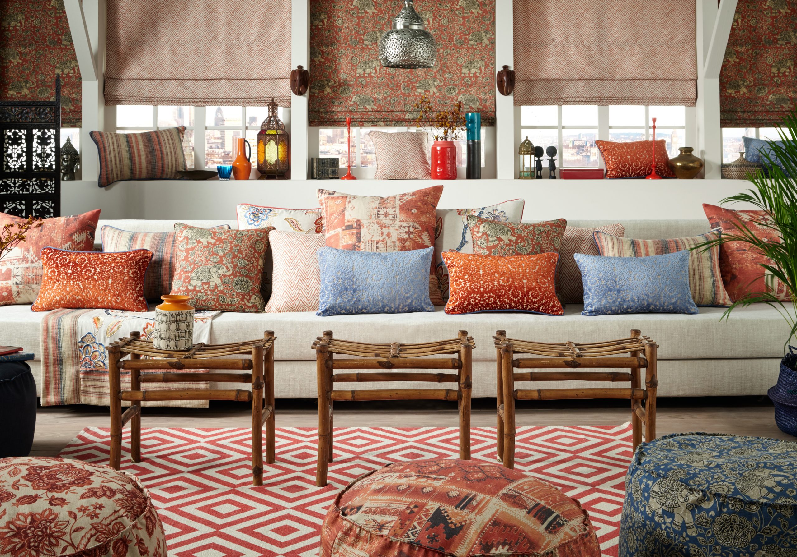 des coussins de couleurs chaudes variées sur un canapé