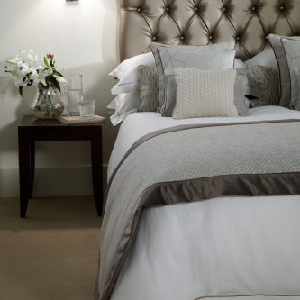 couvre lit et chemin de lit