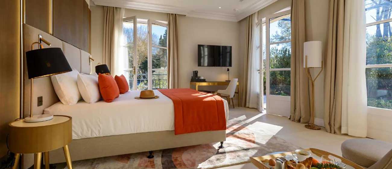 Intérieur d'une chambre au domaine Valmouriane - Inspiration et tendance 2023 Alba