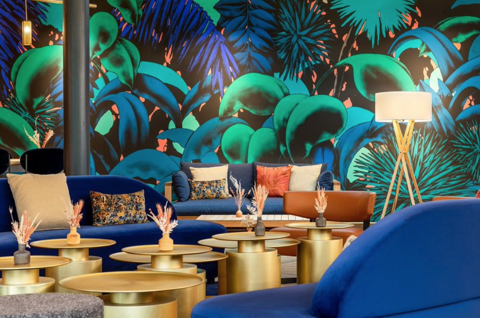 2023 marque également le grand retour du bleu dans ses nuances les plus foncées : bleu canard, bleu marine, bleu pétrole, bleu indigo, bleu sarcelle, bleu klein, bleu nuit…