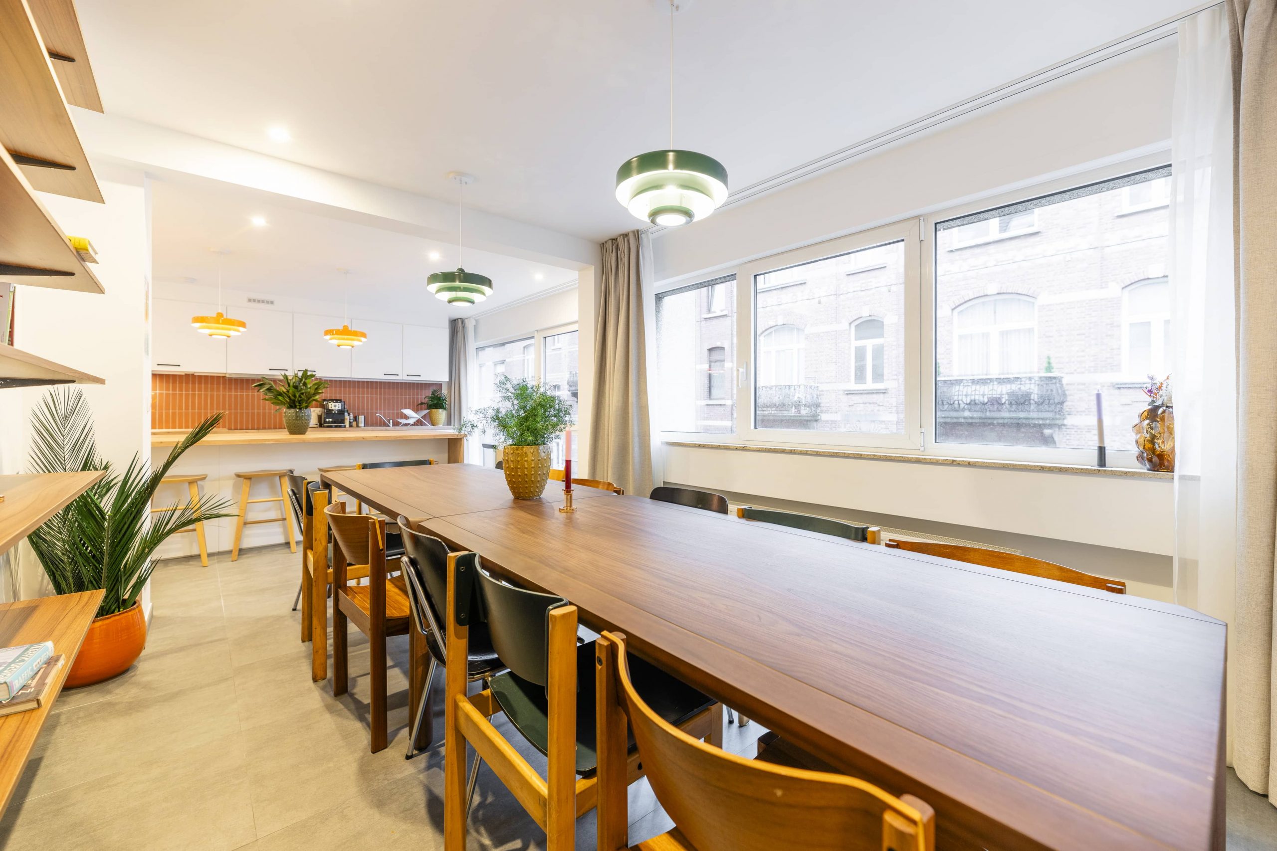 Salle à manger espaces coliving Holla Bruxelles avec rideaux et voilages Alba